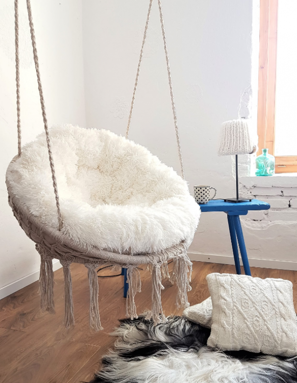 Kursi Goyang dengan Bantal Empuk